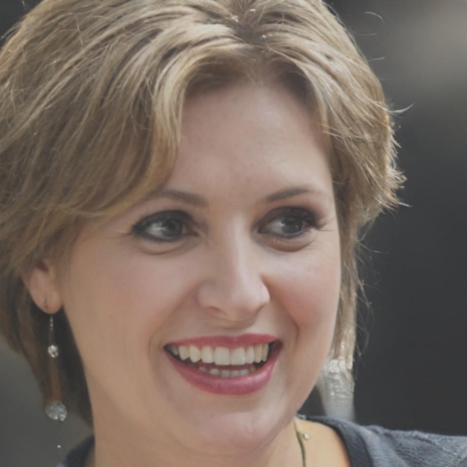 Beatrice Santangelo, Direttrice Creativa Senior di lurethanovos, sorridente in un ambiente di lavoro moderno