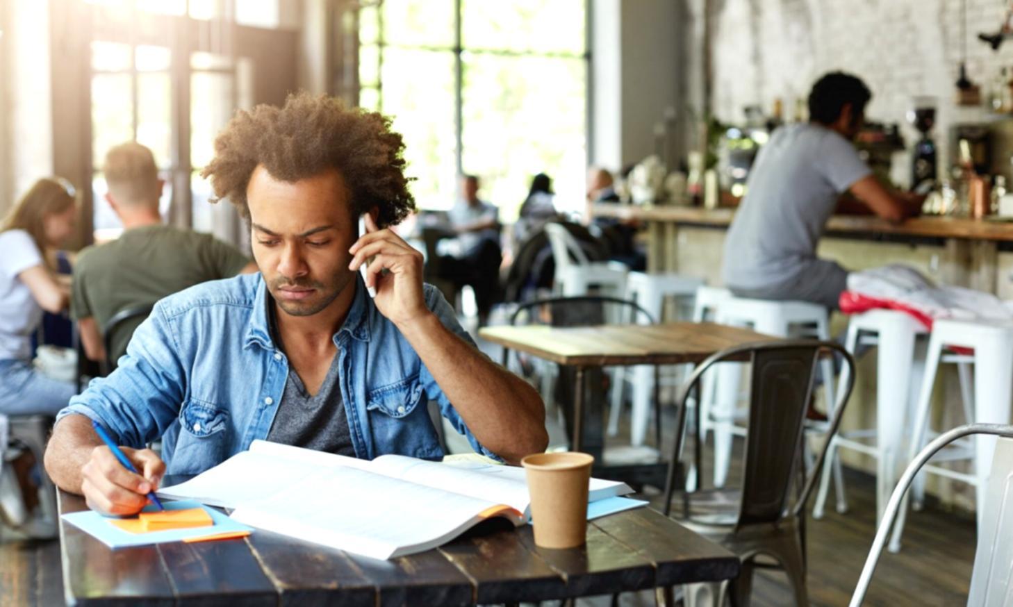 Studenti che lavorano su progetti di design UI/UX
